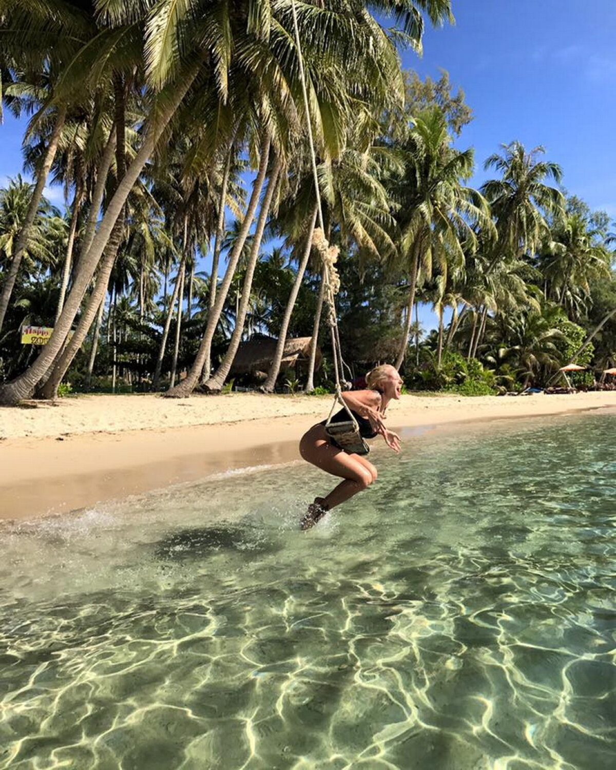 FOTO Delia a plecat în vacanță și postează imagini super sexy din paradis