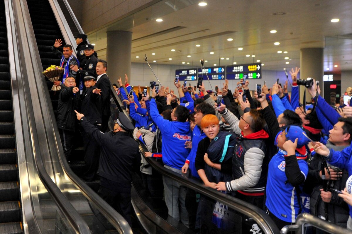 FOTO Asalt la Apaș » Fanii lui Shanghai Shenhua l-au asediat pe Tevez la sosirea în Asia