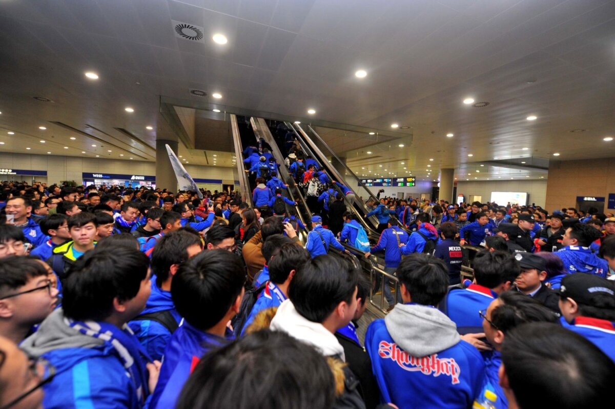 FOTO Asalt la Apaș » Fanii lui Shanghai Shenhua l-au asediat pe Tevez la sosirea în Asia