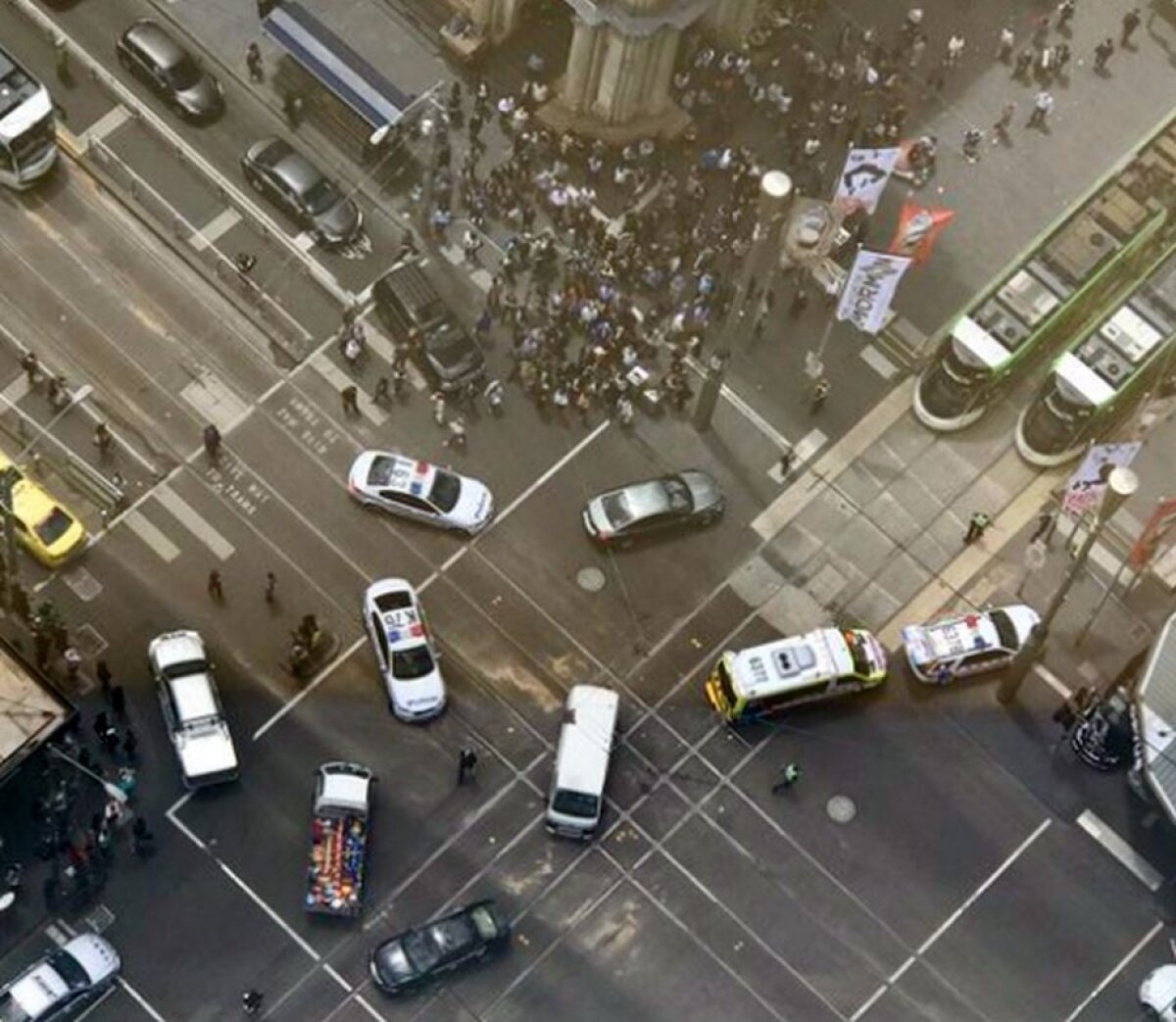 VIDEO SCENE TERIBILE LA MELBOURNE! Atenție, imagini șocante! Cel puțin 3 morți și peste 20 de răniți după ce un tânăr a intrat cu mașina într-o zonă pietonală 