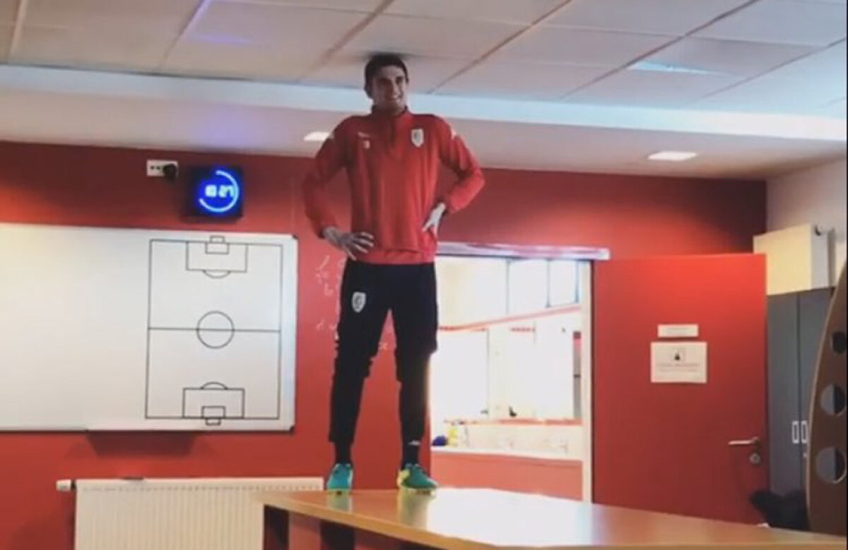 VIDEO & FOTO L-au pus să cânte pe masă! Prezentare inedită pentru Răzvan Marin la Standard