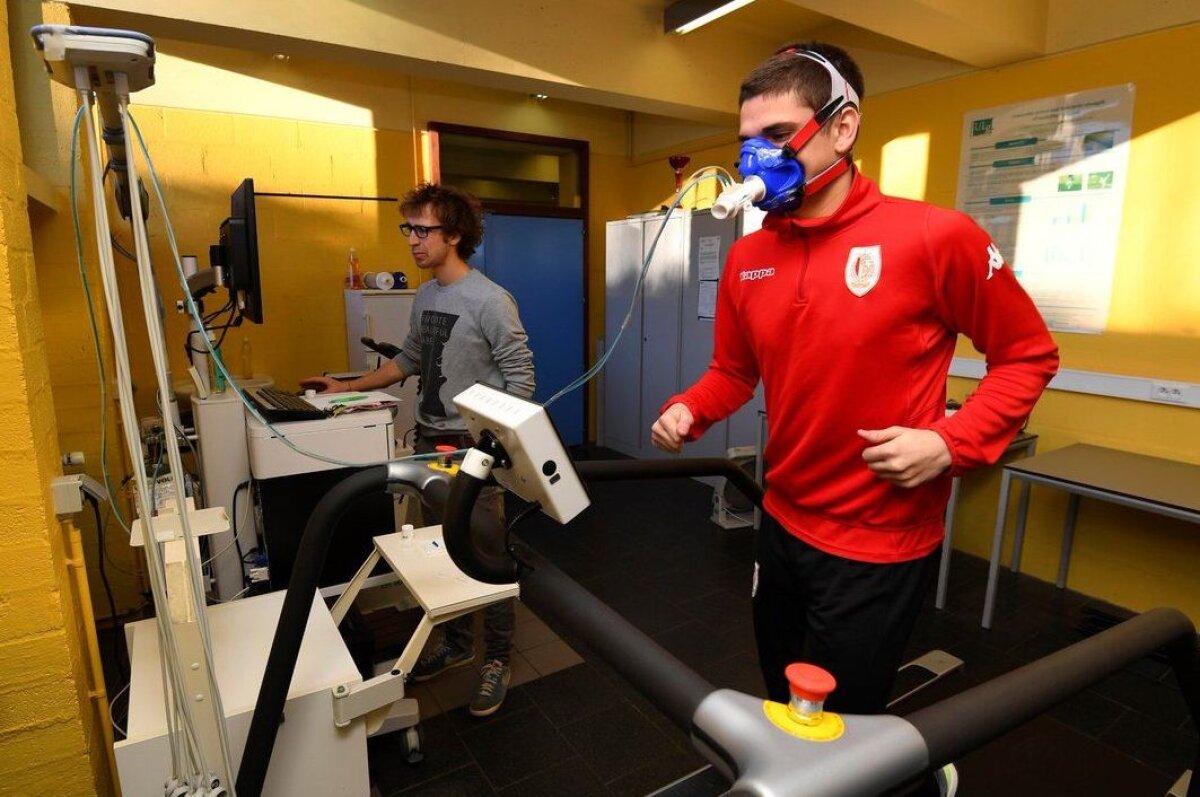 VIDEO & FOTO L-au pus să cânte pe masă! Prezentare inedită pentru Răzvan Marin la Standard