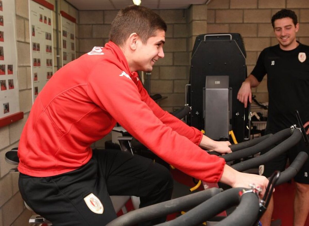 VIDEO & FOTO L-au pus să cânte pe masă! Prezentare inedită pentru Răzvan Marin la Standard