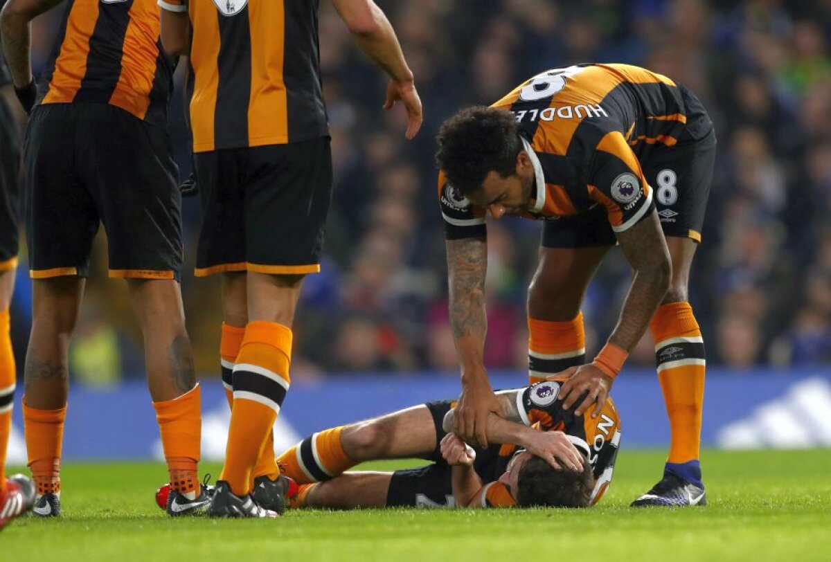 UPDATE // GALERIE FOTO Imagini de groază în Chelsea - Hull » Ryan Mason a suferit o fractură craniană și a fost operat de urgență