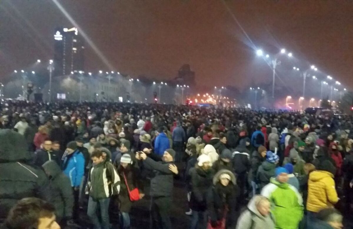 FOTO și VIDEO Proteste în țară, împotriva Ordonanțelor privind grațierea și modificarea Codului Penal » Peste 25.000 de manifestanți în București