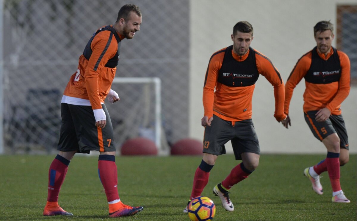 FOTO Sar scântei! Steliștii au început în forță al doilea cantonament: ce surpriză pregătește Reghecampf