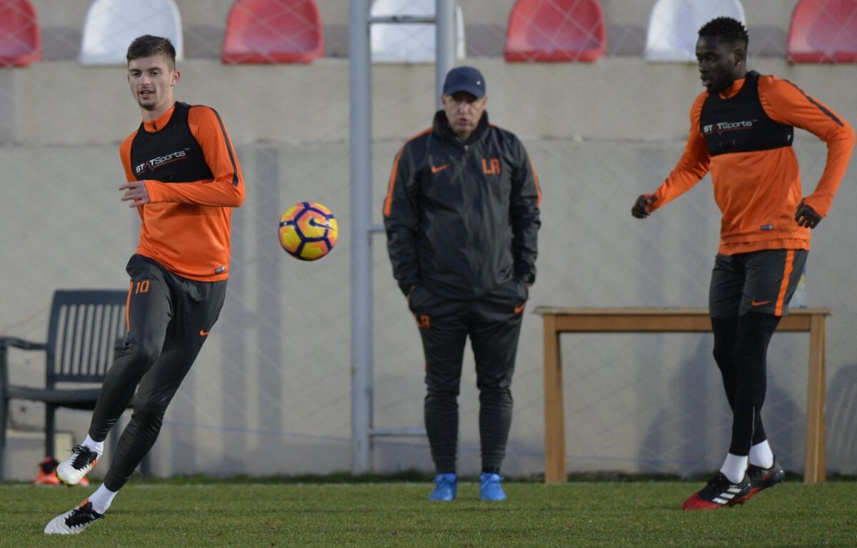 FOTO Sar scântei! Steliștii au început în forță al doilea cantonament: ce surpriză pregătește Reghecampf