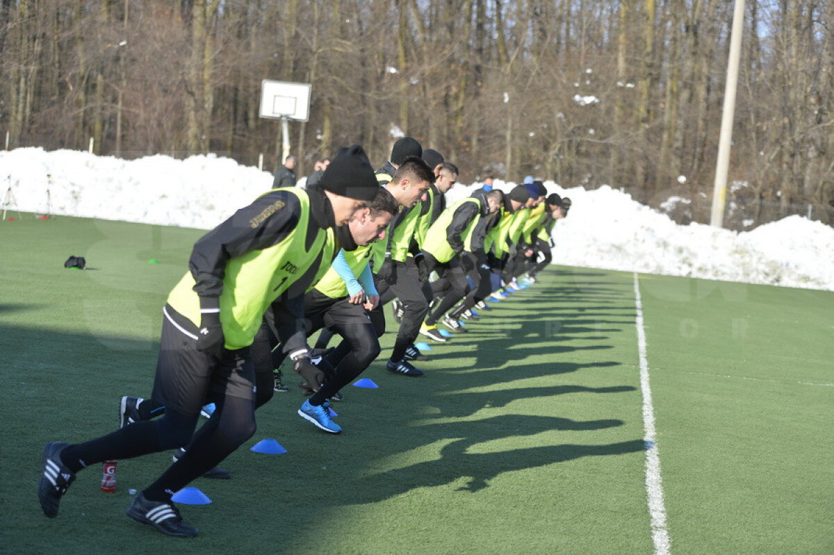 GALERIE FOTO 20 de imagini inedite din cantonamentul arbitrilor » Vassaras i-a luat tare: "Dacă se întâmplă asta, plătiți"