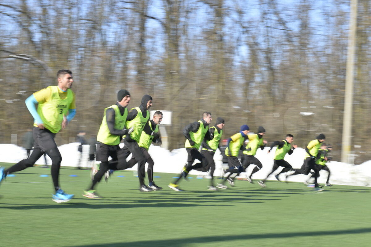 GALERIE FOTO 20 de imagini inedite din cantonamentul arbitrilor » Vassaras i-a luat tare: "Dacă se întâmplă asta, plătiți"