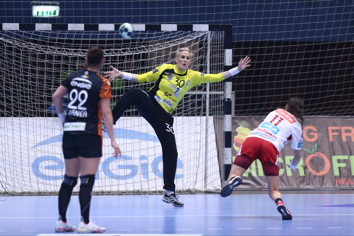 VIDEO Pas greșit făcut de CSM București în lupta pentru apărarea trofeului » Clasamentul și calculele calificării 