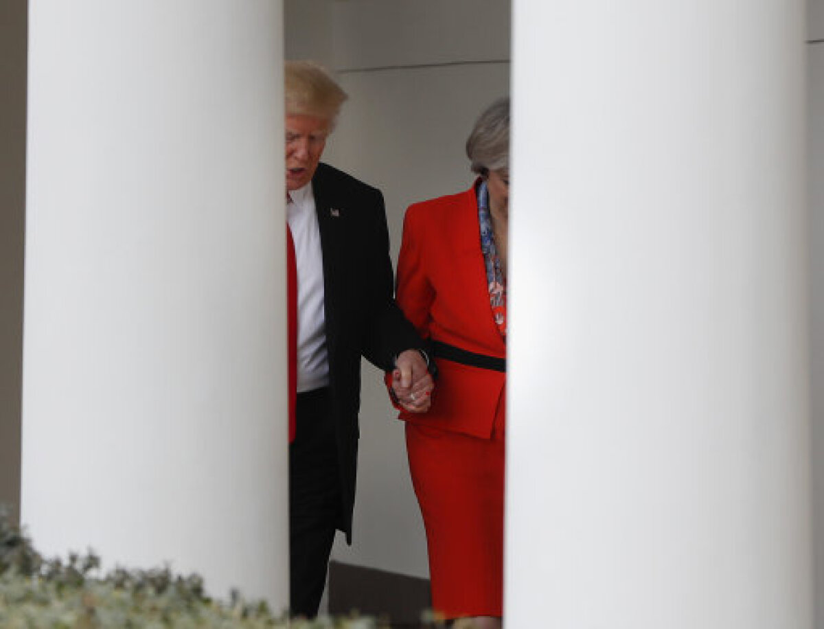 FOTO Lovitură pentru Melanie! Donald Trump, surprins într-o ipostază ciudată: se ținea de mână cu Theresa May