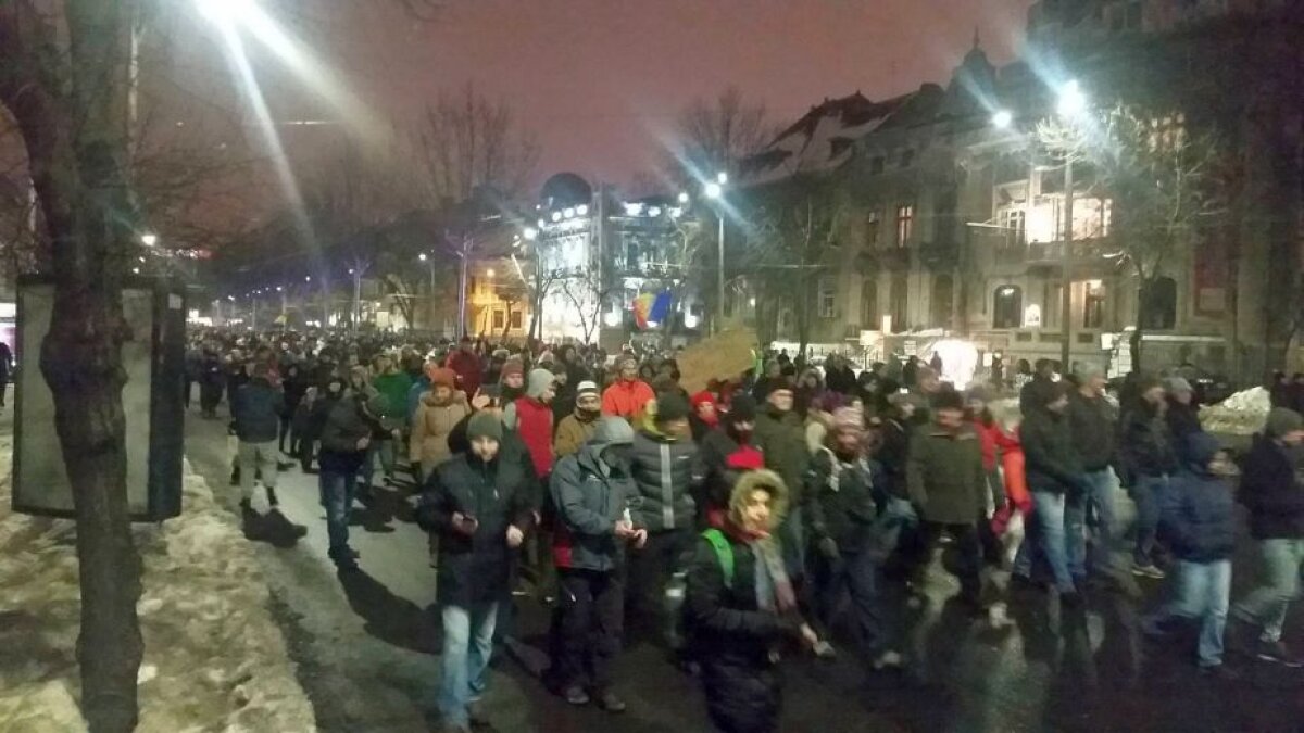 VIDEO+FOTO Proteste în țară! 50.000 de bucureșteni în stradă din cauza legii grațierii!