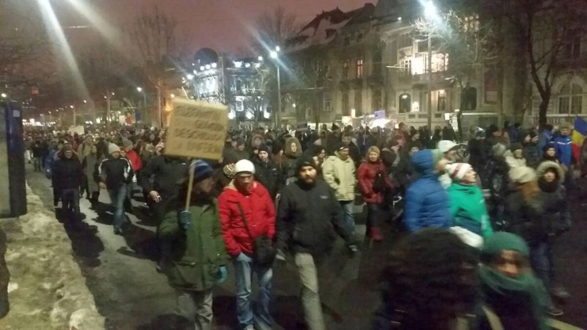 VIDEO+FOTO Proteste în țară! 50.000 de bucureșteni în stradă din cauza legii grațierii!