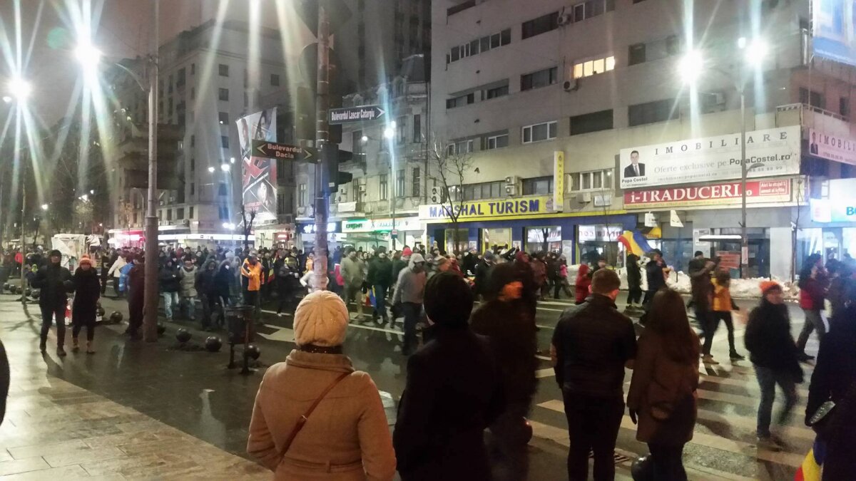 VIDEO+FOTO Proteste în țară! 50.000 de bucureșteni în stradă din cauza legii grațierii!