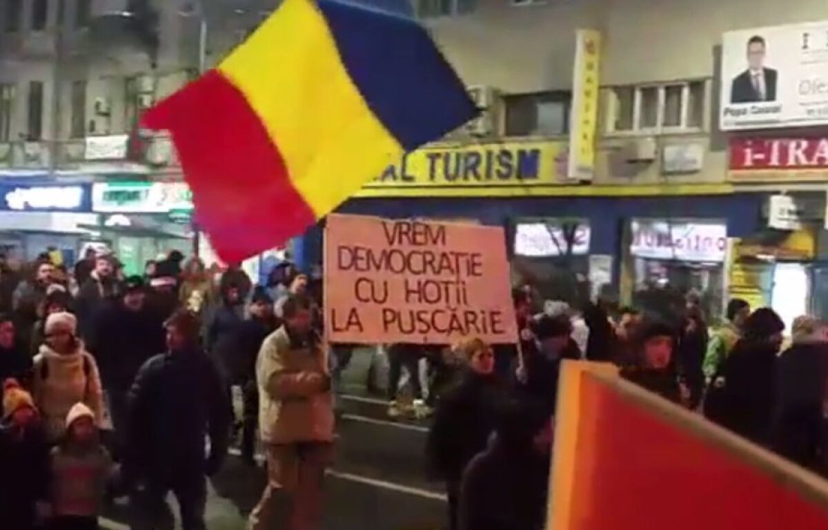 VIDEO+FOTO Proteste în țară! 50.000 de bucureșteni în stradă din cauza legii grațierii!