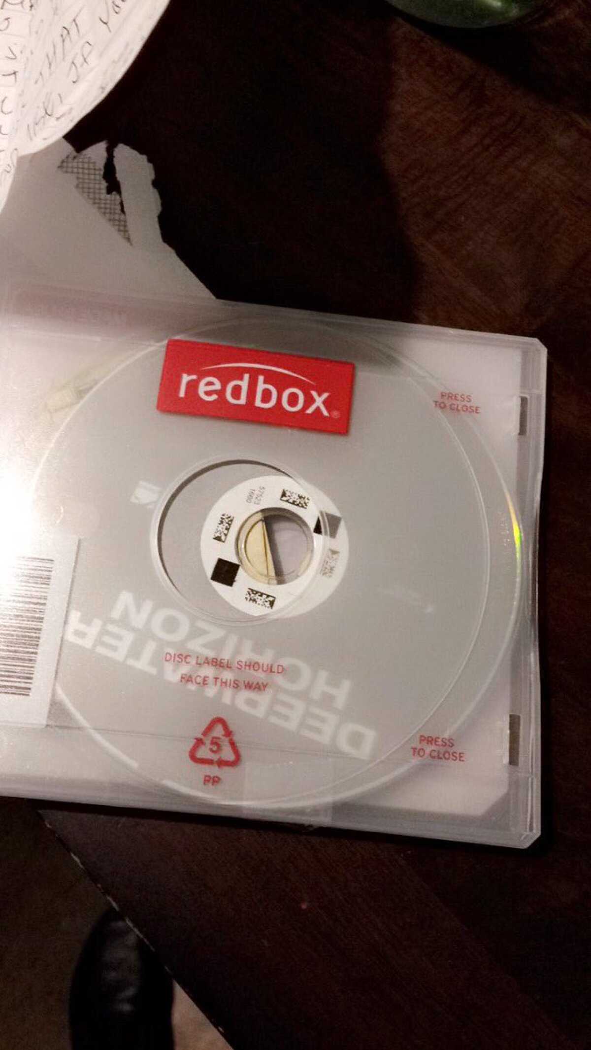 FOTO A închiriat un film pe DVD, dar când a deschis cutia a avut o surpriză imensă!