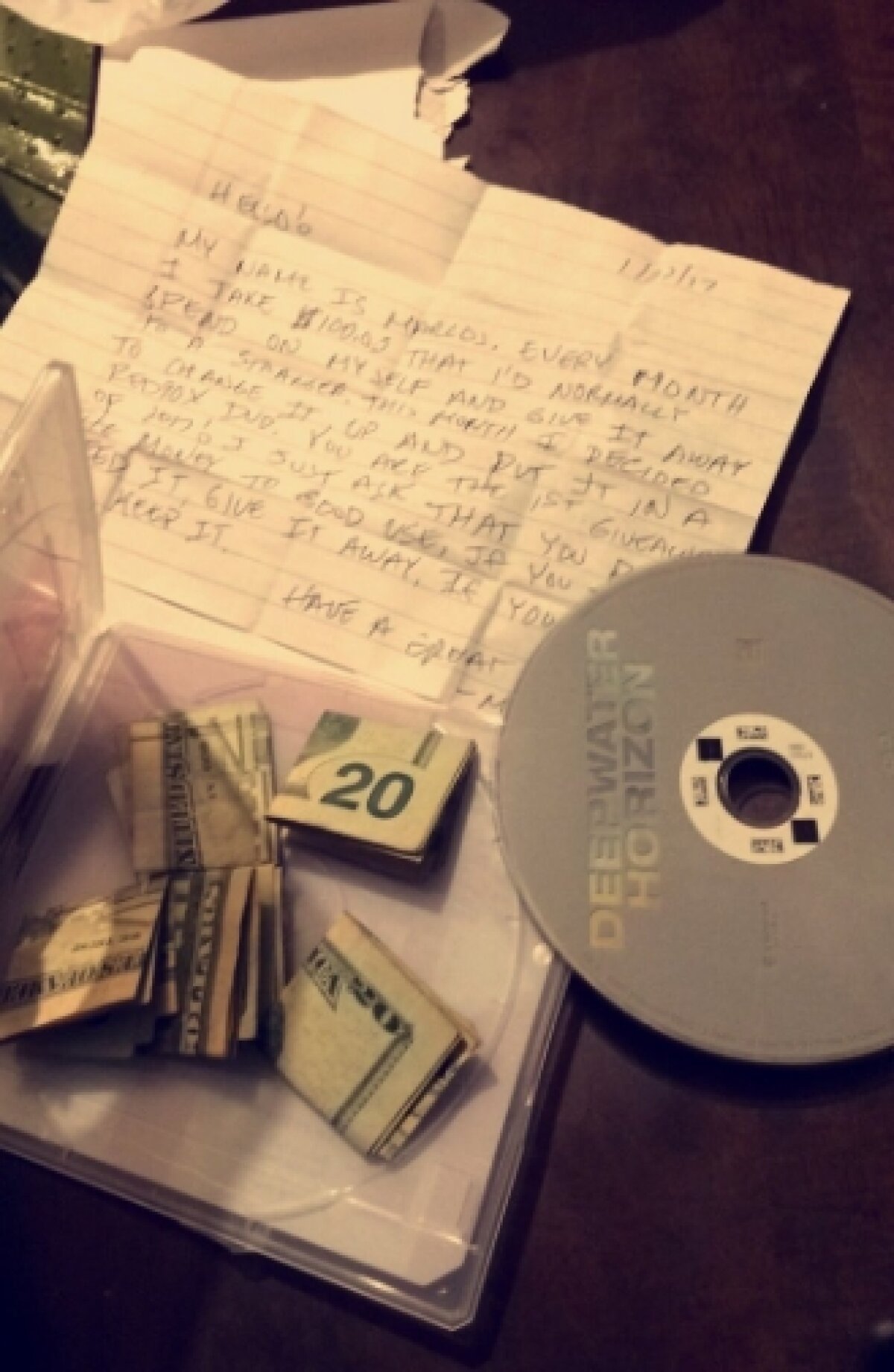 FOTO A închiriat un film pe DVD, dar când a deschis cutia a avut o surpriză imensă!