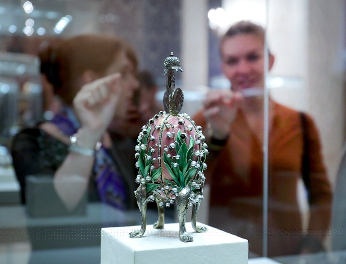 FOTO Descoperă Sankt Petersburgul » Halep va juca azi în turul secund al turneului Premier, dar ieri a vizitat Muzeul Fabergé alături de Hingis și Majoli