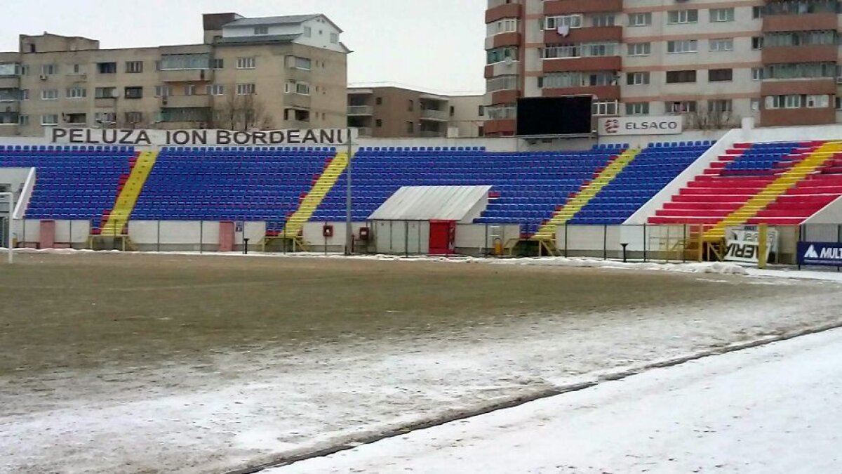 FOTO Epoca de gheață » Mai sunt doar două zile până când campionatul se va relua, iar vremea le dă bătăi de cap cluburilor organizatoare