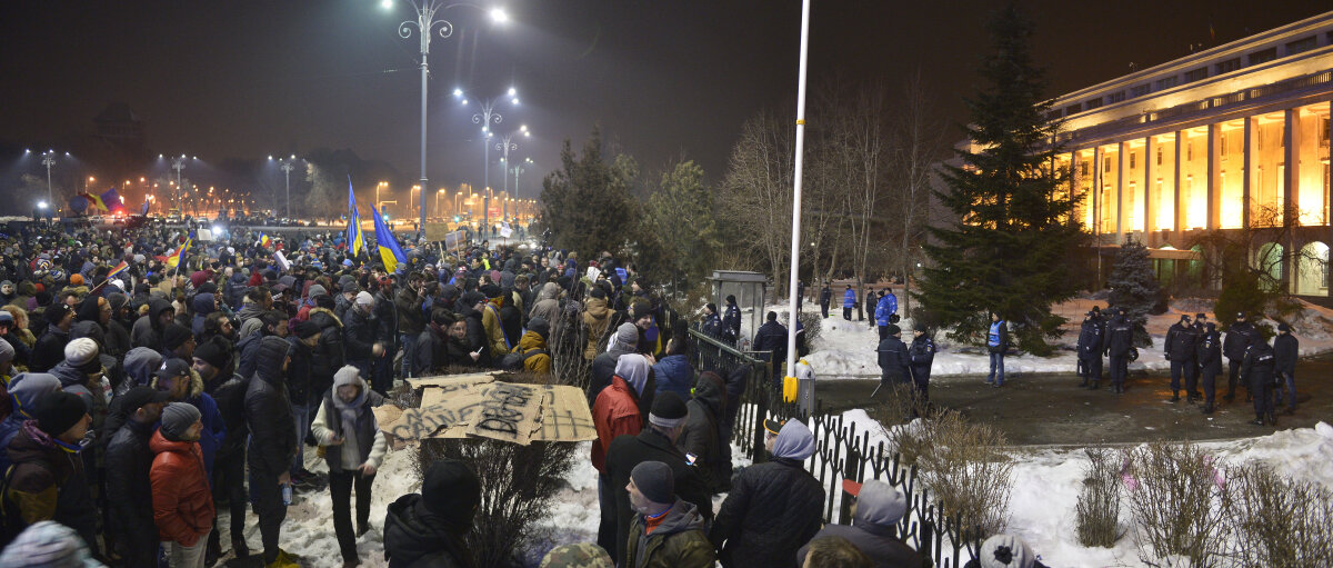 FOTO ȘI VIDEO Protestul din miez de noapte. 12.000 de oameni au scandat în Piața Victoriei împotriva ordonanțelor adoptate de Guvern. Cum s-a văzut totul