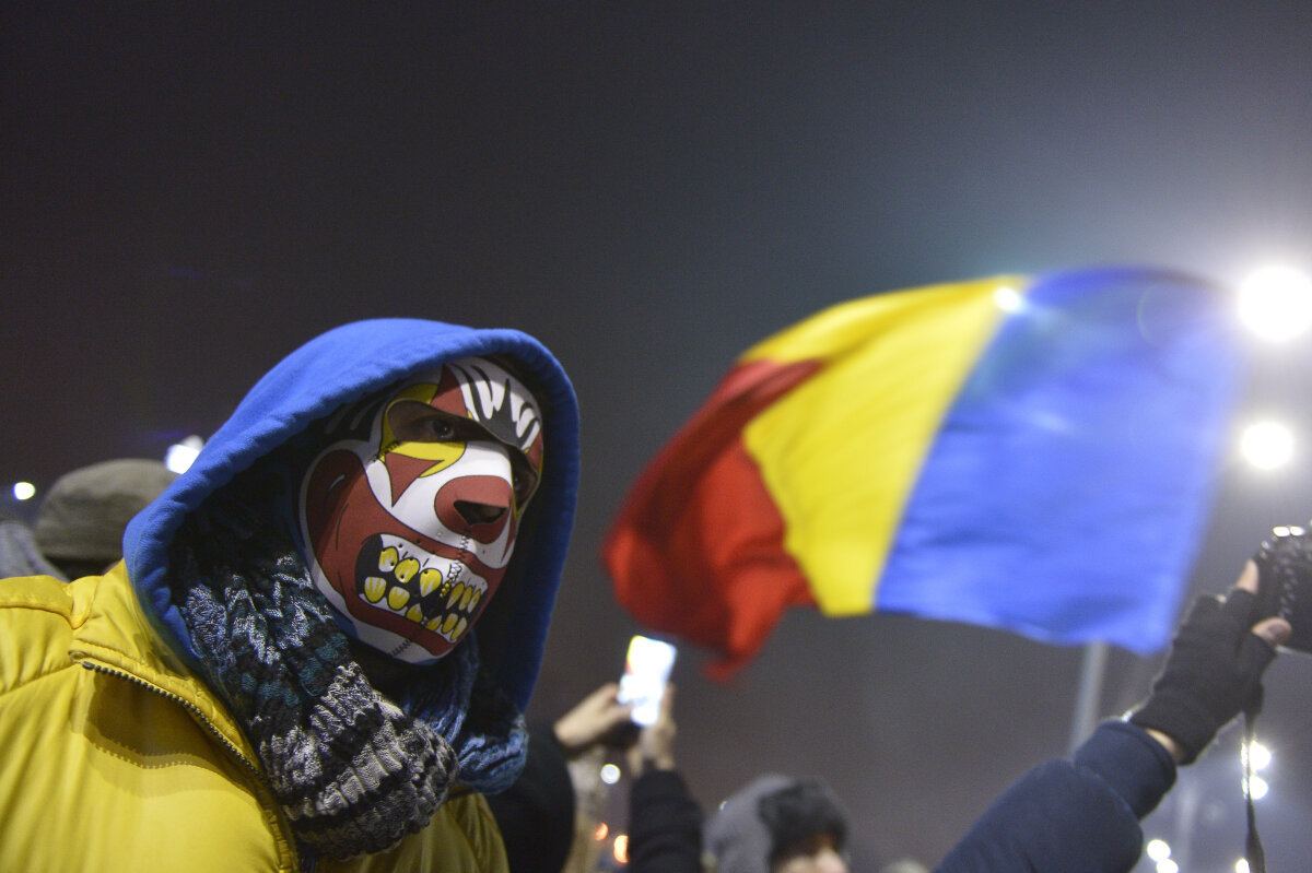 FOTO ȘI VIDEO Protestul din miez de noapte. 12.000 de oameni au scandat în Piața Victoriei împotriva ordonanțelor adoptate de Guvern. Cum s-a văzut totul