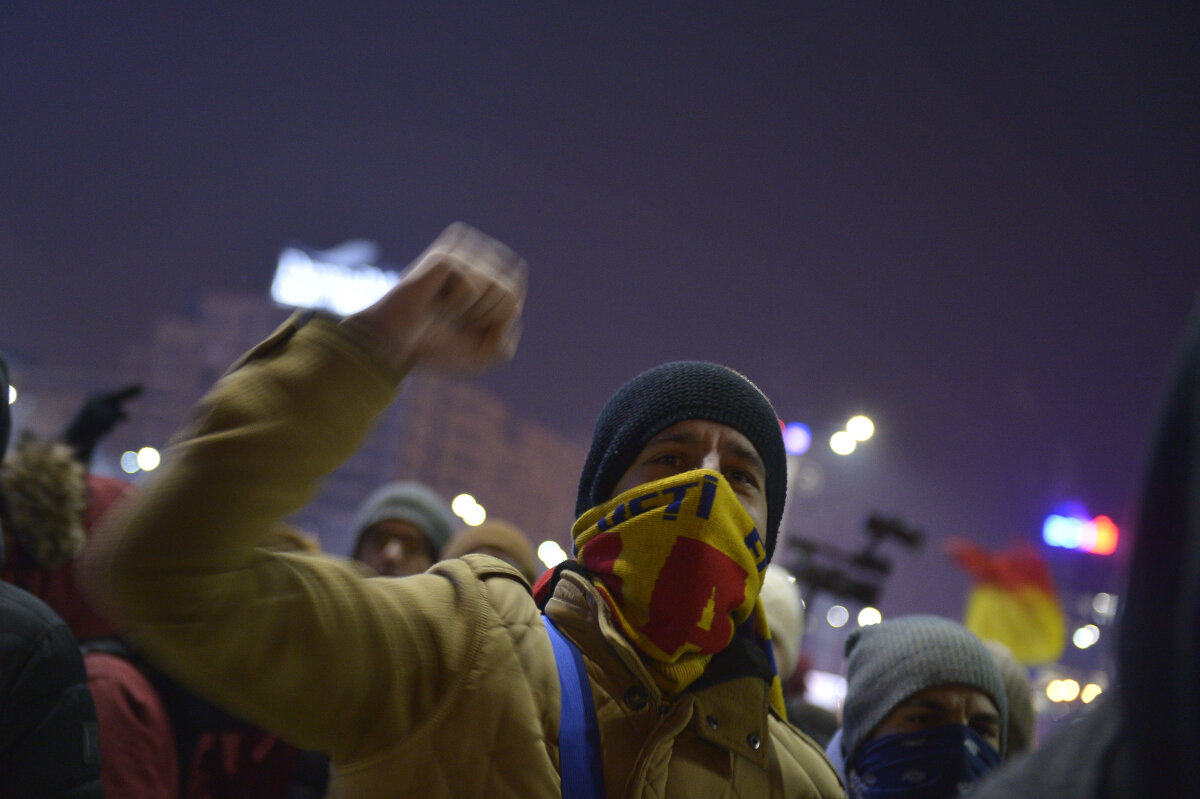 FOTO ȘI VIDEO Protestul din miez de noapte. 12.000 de oameni au scandat în Piața Victoriei împotriva ordonanțelor adoptate de Guvern. Cum s-a văzut totul