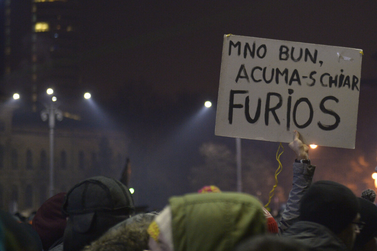 FOTO ȘI VIDEO Protestul din miez de noapte. 12.000 de oameni au scandat în Piața Victoriei împotriva ordonanțelor adoptate de Guvern. Cum s-a văzut totul