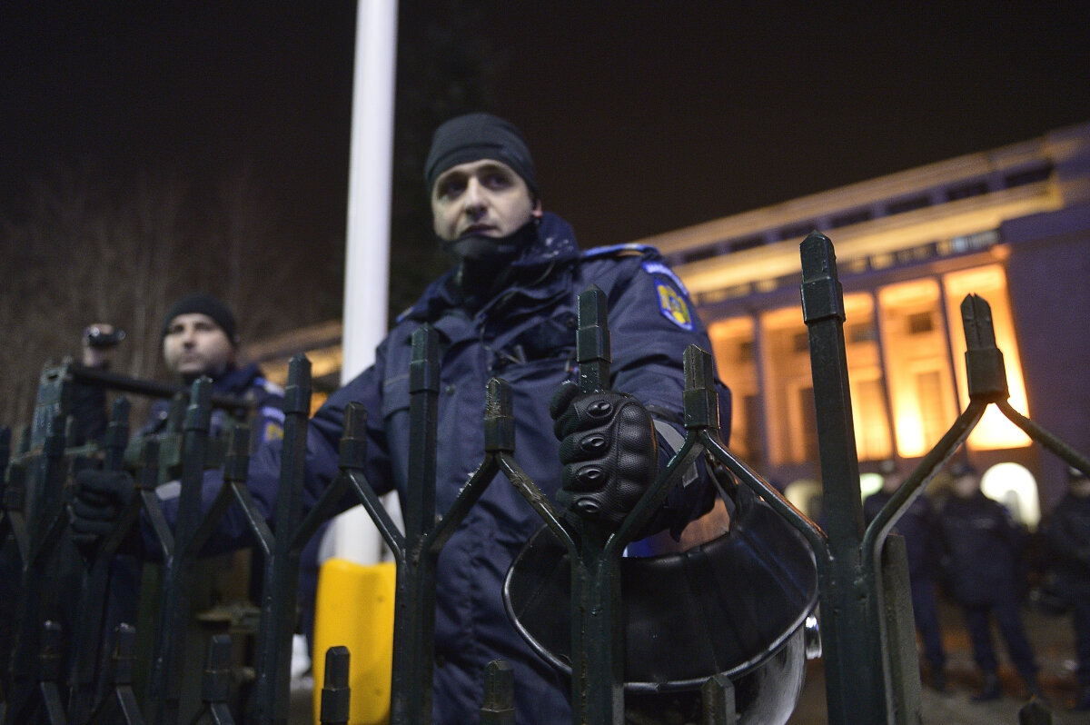 FOTO ȘI VIDEO Protestul din miez de noapte. 12.000 de oameni au scandat în Piața Victoriei împotriva ordonanțelor adoptate de Guvern. Cum s-a văzut totul