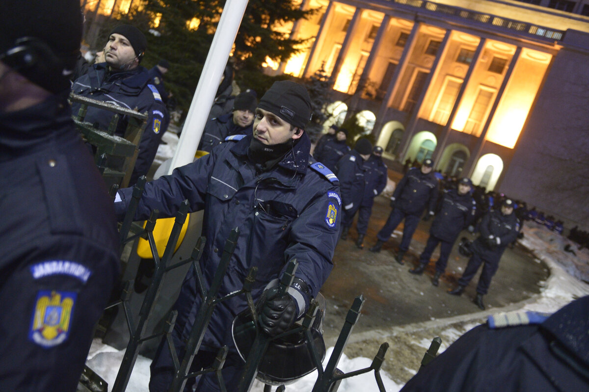 FOTO ȘI VIDEO Protestul din miez de noapte. 12.000 de oameni au scandat în Piața Victoriei împotriva ordonanțelor adoptate de Guvern. Cum s-a văzut totul