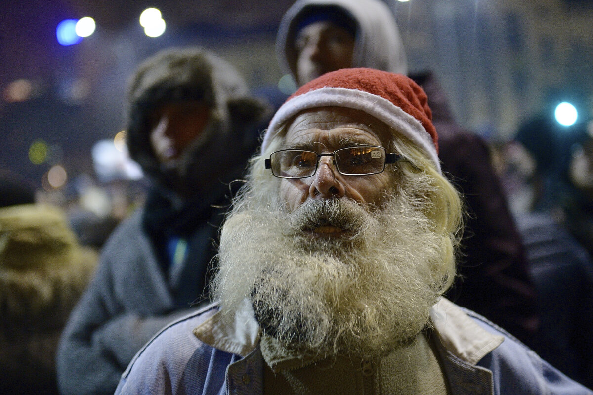 FOTO ȘI VIDEO Protestul din miez de noapte. 12.000 de oameni au scandat în Piața Victoriei împotriva ordonanțelor adoptate de Guvern. Cum s-a văzut totul