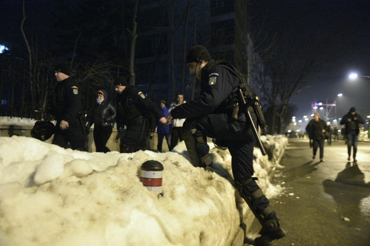FOTO ȘI VIDEO Protestul din miez de noapte. 12.000 de oameni au scandat în Piața Victoriei împotriva ordonanțelor adoptate de Guvern. Cum s-a văzut totul