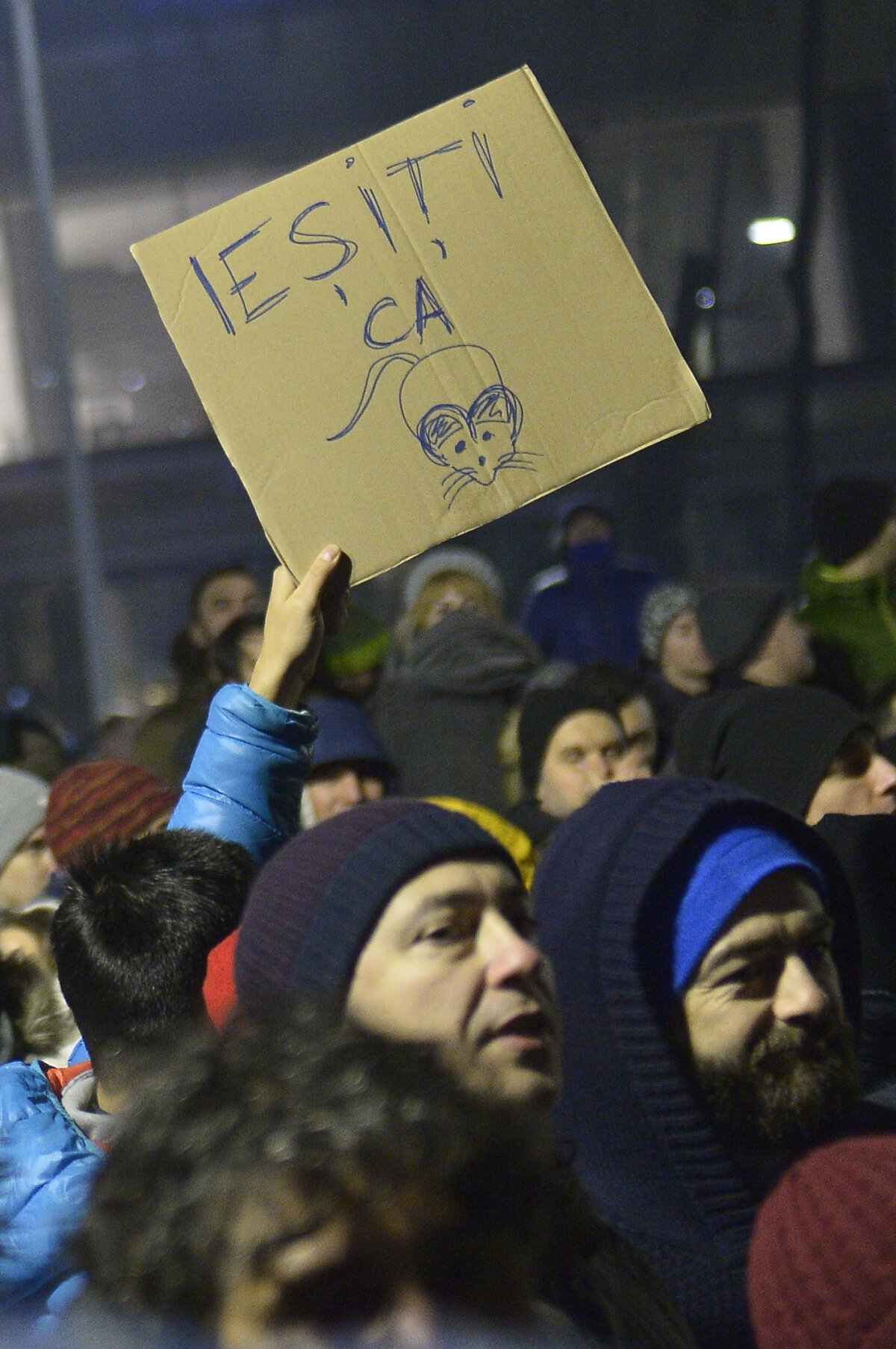 FOTO Stupoare în mijlocul protestului: e incredibil ce scria pe bannerul unui participant