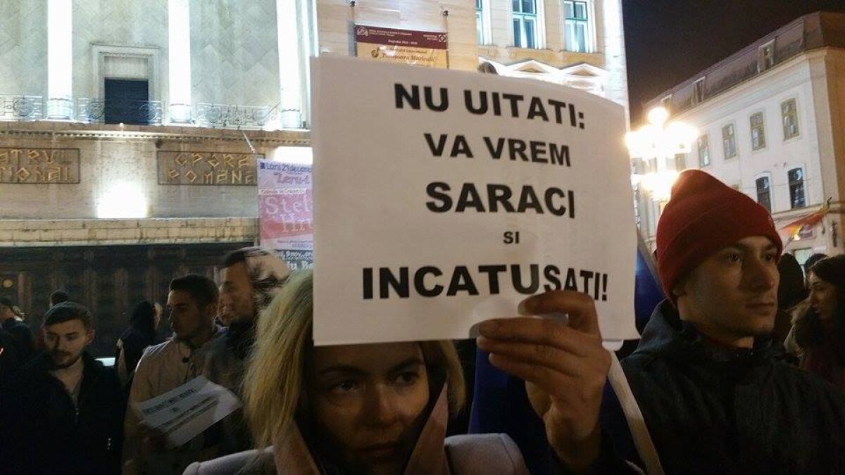 FOTO Stupoare în mijlocul protestului: e incredibil ce scria pe bannerul unui participant