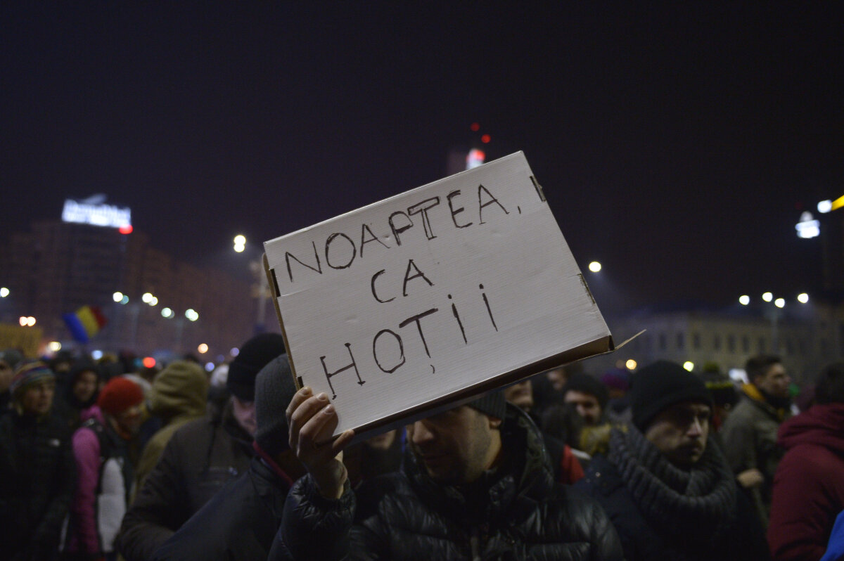 FOTO Stupoare în mijlocul protestului: e incredibil ce scria pe bannerul unui participant