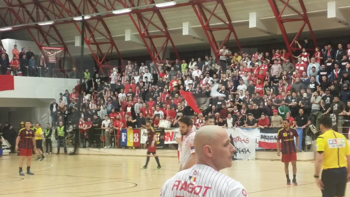 VIDEO + FOTO Spectacol în tribune la handbal! Dinamo, galerie fantastică în fața Stelei » Victorie categorică a "câinilor"