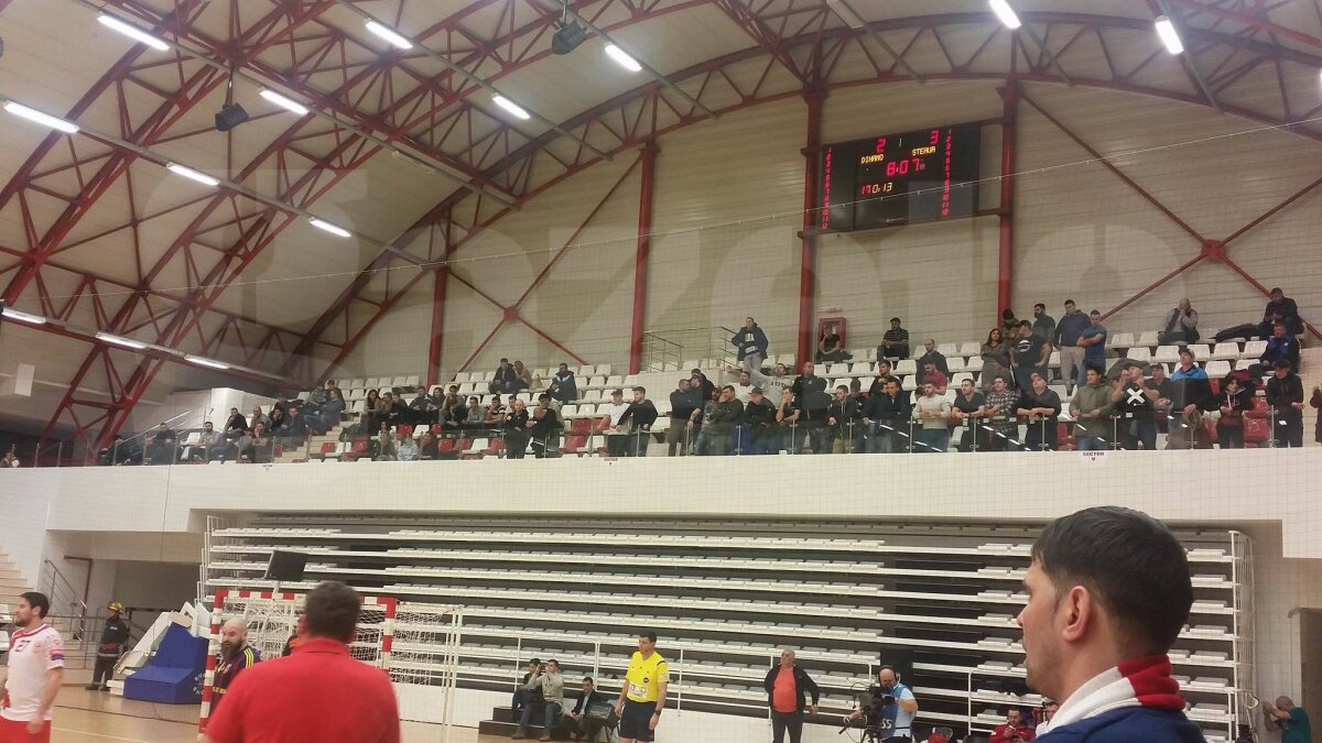 VIDEO + FOTO Spectacol în tribune la handbal! Dinamo, galerie fantastică în fața Stelei » Victorie categorică a "câinilor"