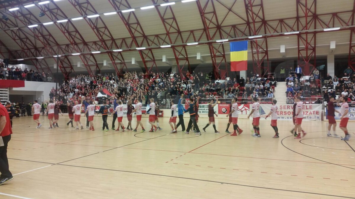 VIDEO + FOTO Spectacol în tribune la handbal! Dinamo, galerie fantastică în fața Stelei » Victorie categorică a "câinilor"