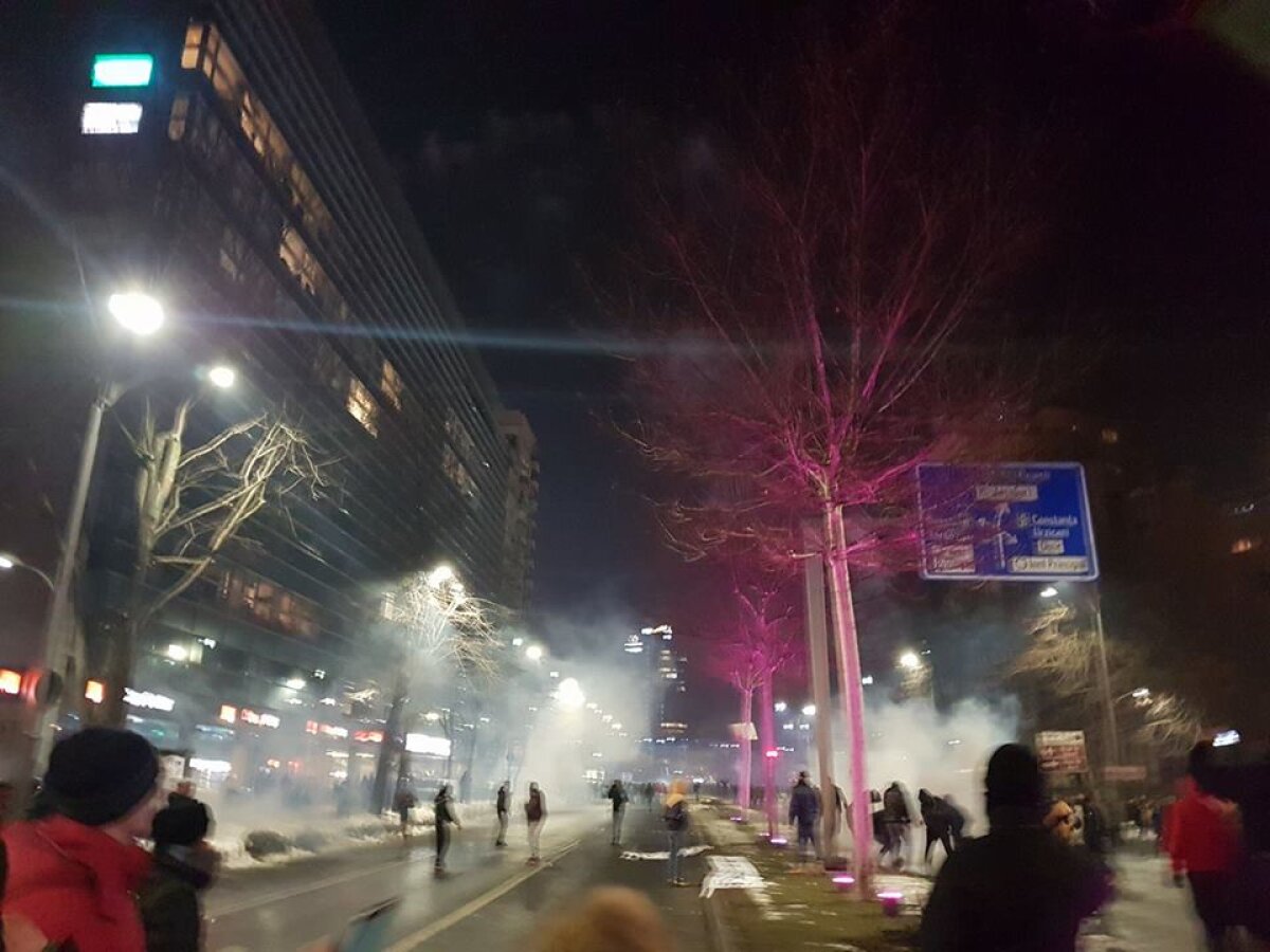 UPDATE Cel mai mare protest din ultimii 25 de ani! Peste 150.000 de oameni au fost în fața Guvernului » Galeriile au declanșat violențele în centrul Bucureștiului!