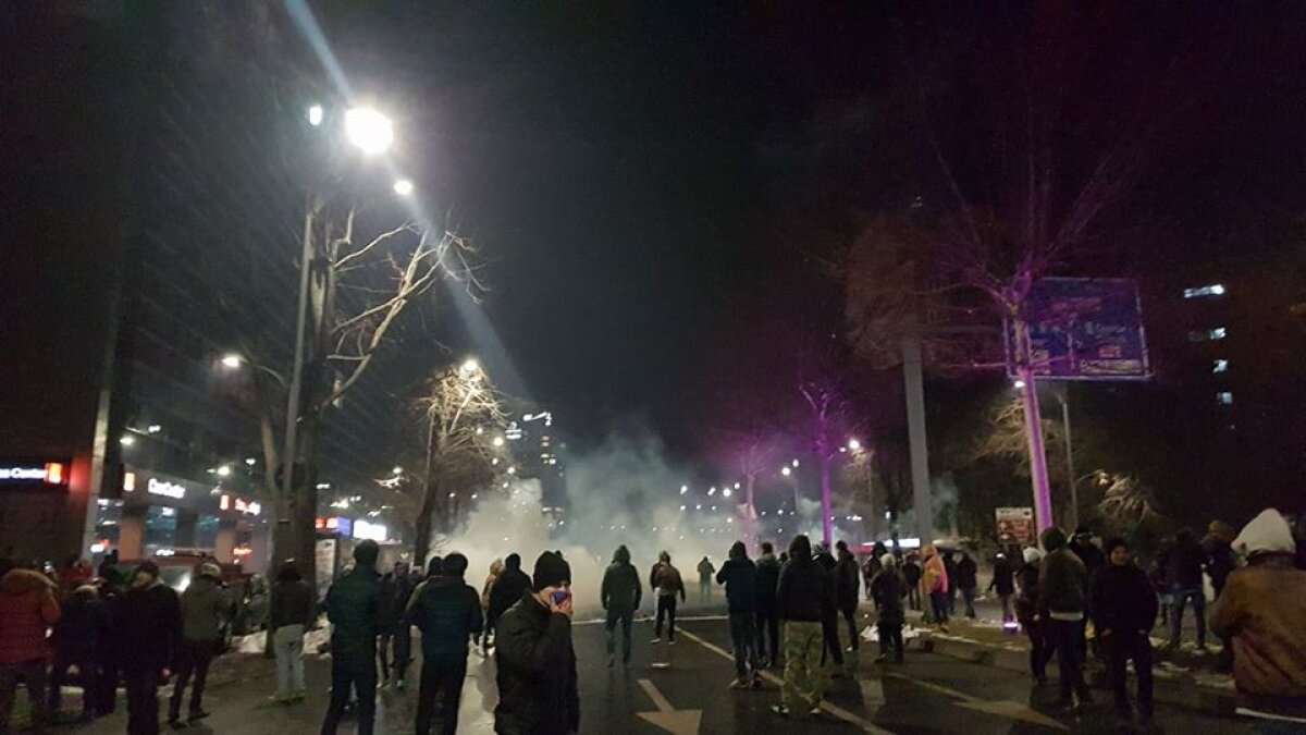 UPDATE Cel mai mare protest din ultimii 25 de ani! Peste 150.000 de oameni au fost în fața Guvernului » Galeriile au declanșat violențele în centrul Bucureștiului!