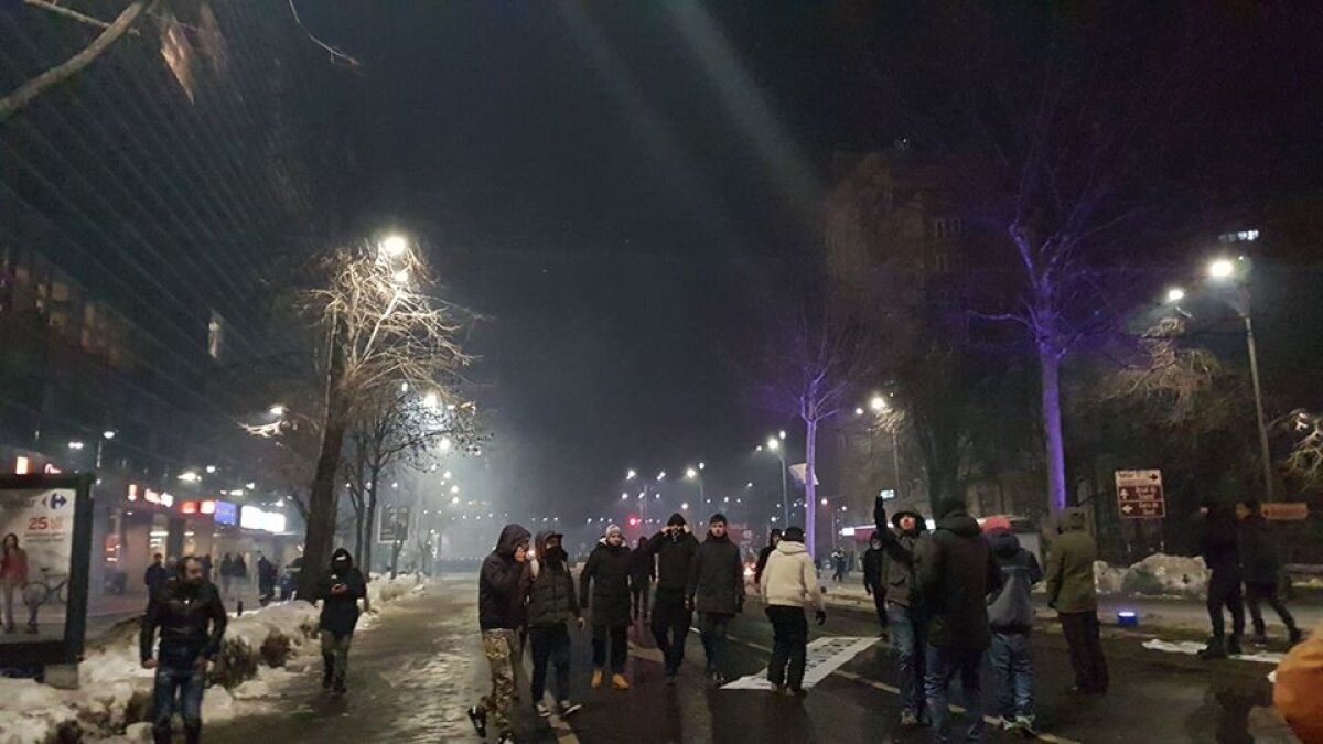 UPDATE Cel mai mare protest din ultimii 25 de ani! Peste 150.000 de oameni au fost în fața Guvernului » Galeriile au declanșat violențele în centrul Bucureștiului!