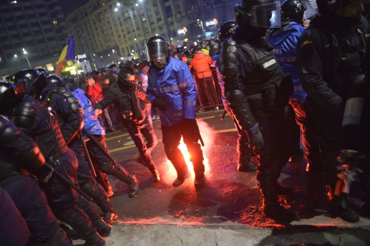 UPDATE Cel mai mare protest din ultimii 25 de ani! Peste 150.000 de oameni au fost în fața Guvernului » Galeriile au declanșat violențele în centrul Bucureștiului!