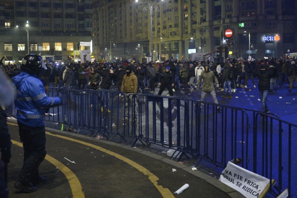 UPDATE Cel mai mare protest din ultimii 25 de ani! Peste 150.000 de oameni au fost în fața Guvernului » Galeriile au declanșat violențele în centrul Bucureștiului!