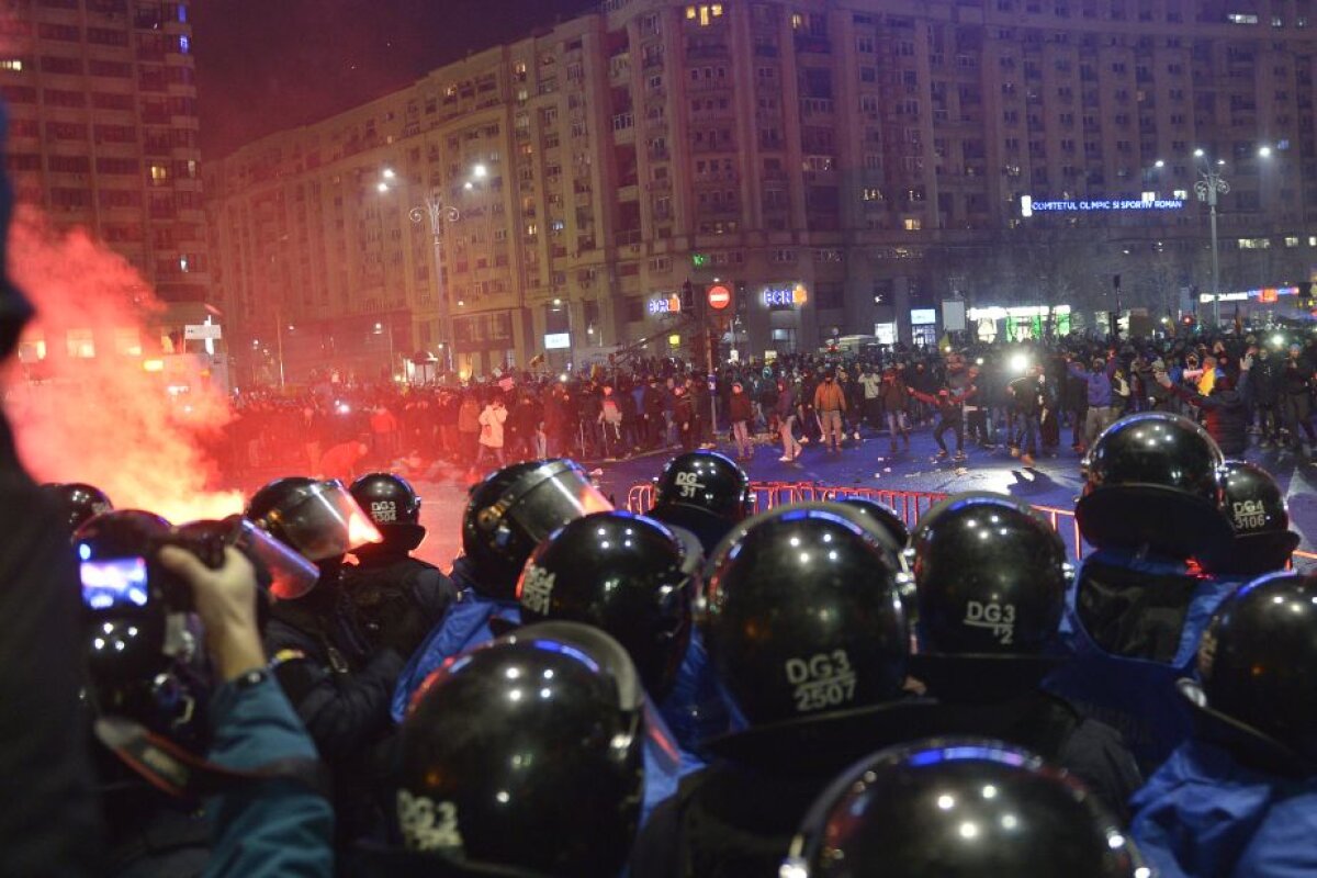 UPDATE Cel mai mare protest din ultimii 25 de ani! Peste 150.000 de oameni au fost în fața Guvernului » Galeriile au declanșat violențele în centrul Bucureștiului!