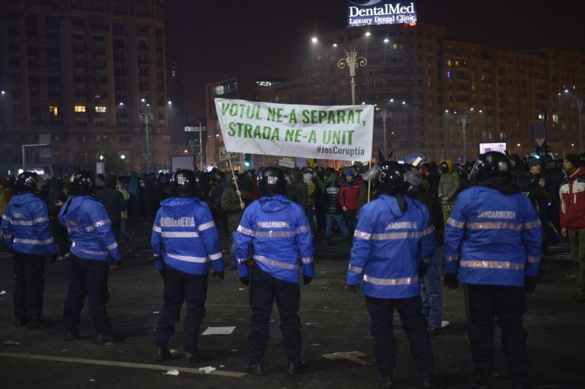 UPDATE Cel mai mare protest din ultimii 25 de ani! Peste 150.000 de oameni au fost în fața Guvernului » Galeriile au declanșat violențele în centrul Bucureștiului!