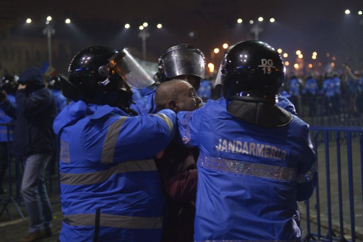 UPDATE Cel mai mare protest din ultimii 25 de ani! Peste 150.000 de oameni au fost în fața Guvernului » Galeriile au declanșat violențele în centrul Bucureștiului!