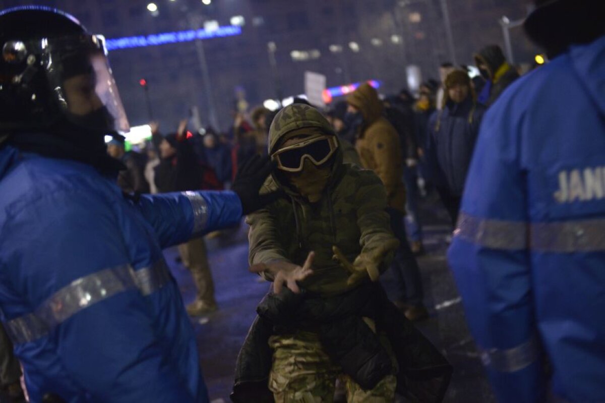 UPDATE Cel mai mare protest din ultimii 25 de ani! Peste 150.000 de oameni au fost în fața Guvernului » Galeriile au declanșat violențele în centrul Bucureștiului!