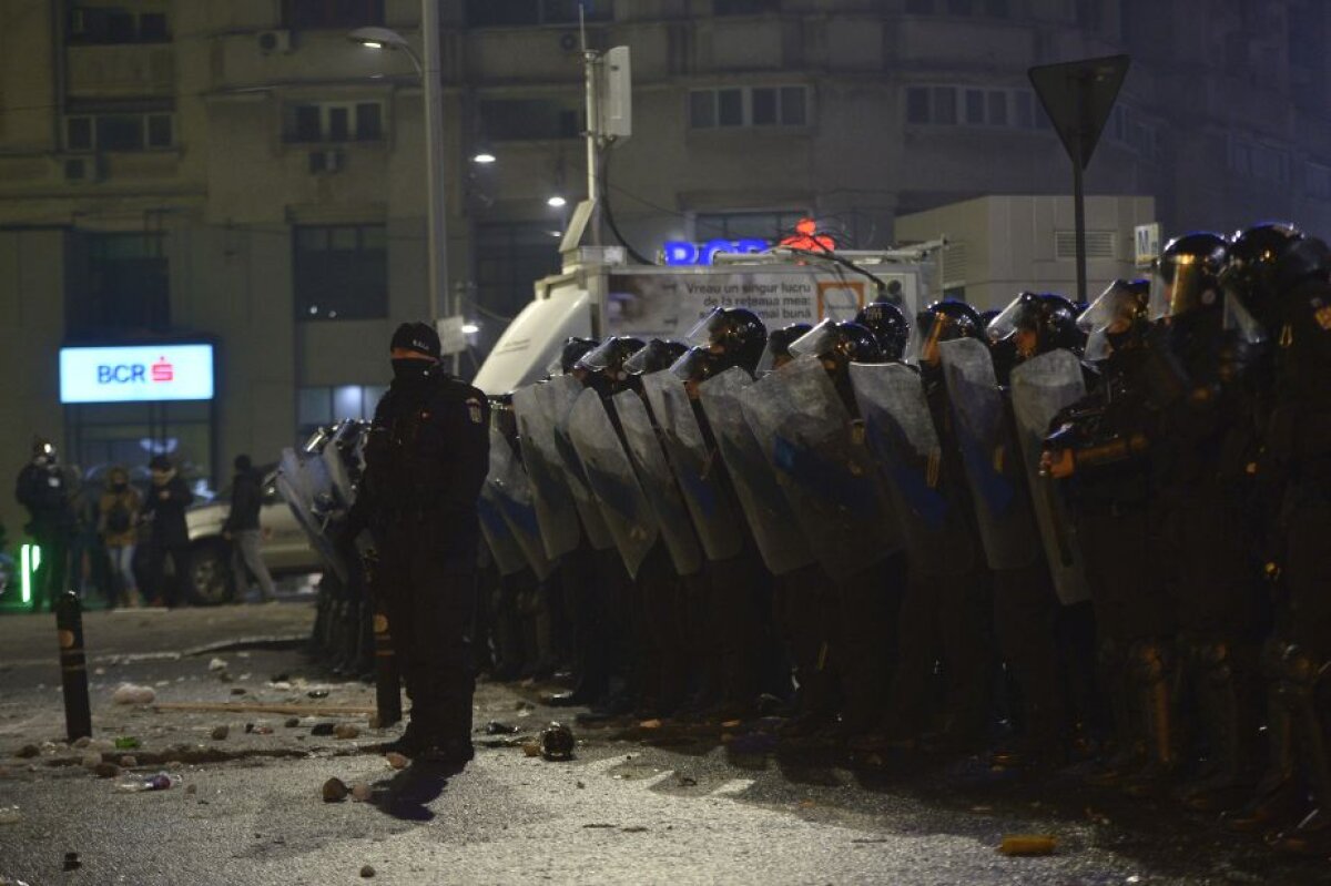 UPDATE Cel mai mare protest din ultimii 25 de ani! Peste 150.000 de oameni au fost în fața Guvernului » Galeriile au declanșat violențele în centrul Bucureștiului!