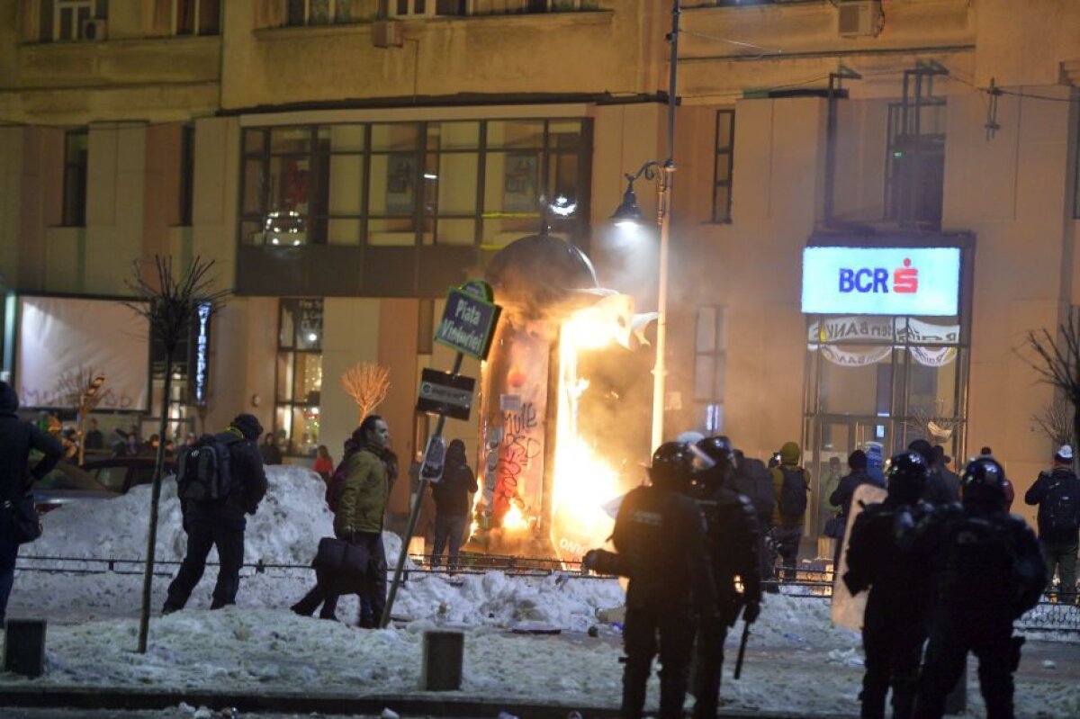 UPDATE Cel mai mare protest din ultimii 25 de ani! Peste 150.000 de oameni au fost în fața Guvernului » Galeriile au declanșat violențele în centrul Bucureștiului!