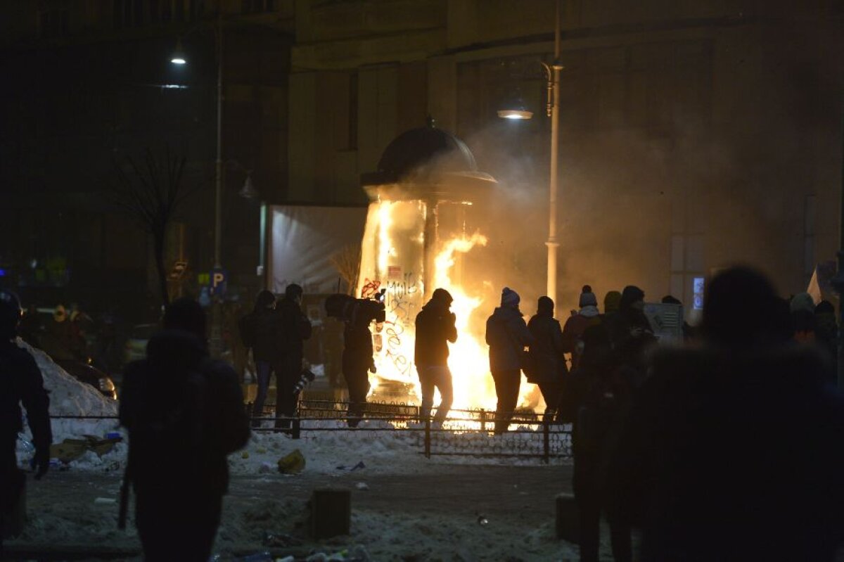 UPDATE Cel mai mare protest din ultimii 25 de ani! Peste 150.000 de oameni au fost în fața Guvernului » Galeriile au declanșat violențele în centrul Bucureștiului!