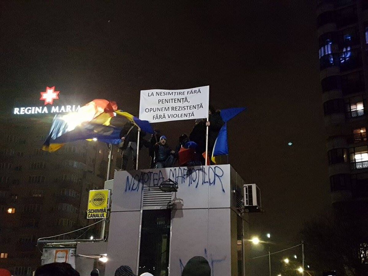 VIDEO + FOTO A șasea zi de proteste! Prezență incredibilă în Piața Victoriei: 300.000 de oameni s-au strâns în fața Guvernului 